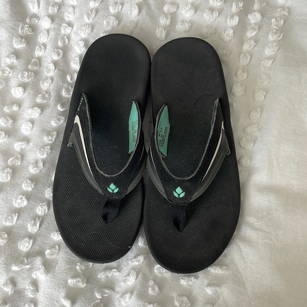 Reed flip flops size 9